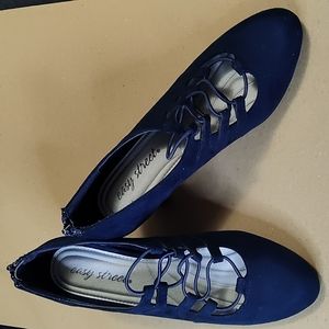 Easy street Faux Suede 7 1/2Wide Navy Blue Heels